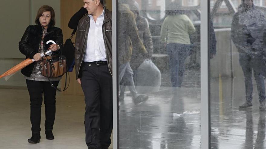 El acusado, con su mujer, saliendo de los juzgados de Gijón