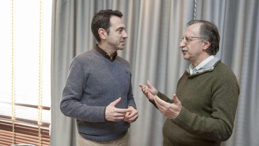 El portavoz de Ciudadanos en Galicia, Javier Sánchez (izquierda) dialoga con Antonio Espinosa.