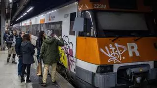 Pasajeros en la estación de Sants, el día de la huelga de maquinistas