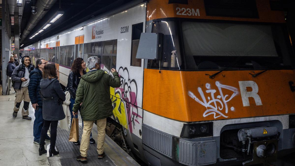Pasajeros en la estación de Sants, el día de la huelga de maquinistas