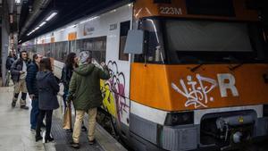 Pasajeros en la estación de Sants, el día de la huelga de maquinistas