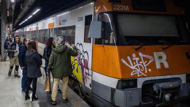 Pasajeros en la estación de Sants, el día de la huelga de maquinistas