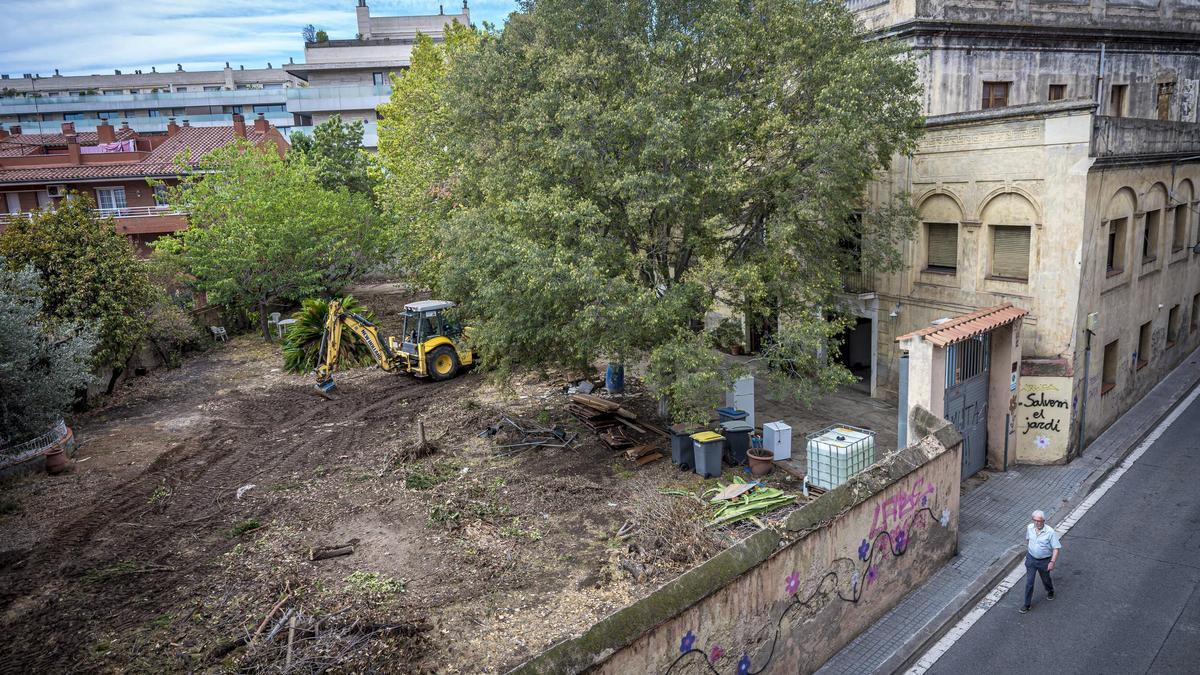 La masía de Can Raventós, a la derecha, durante las primeras obras para construir una promoción de viviendas.