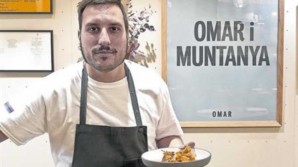 'OMAR I MUNTANYA'Omar Díaz, ante un cartel entre descriptivo y cachondo. Bajo estas líneas, un mar y montaña poco común: el salmonete a la llama con salsa de yema y huevo frito.