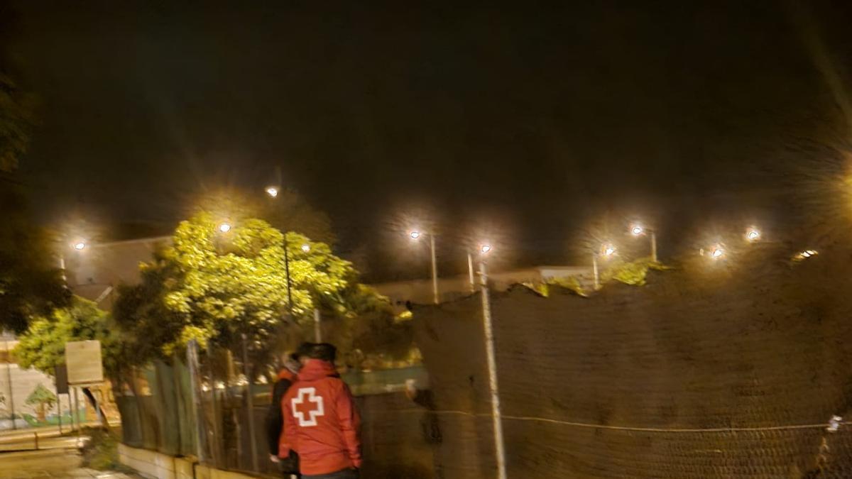 Dos voluntarios de Cruz Roja, en una de las salidas nocturnas en Alzira.
