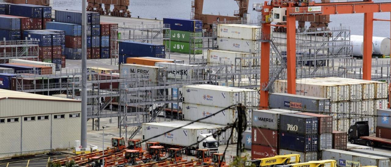 Contenedores de mercancías en las instalaciones del puerto de Santa Cruz de Tenerife. | | DELIA PADRÓN