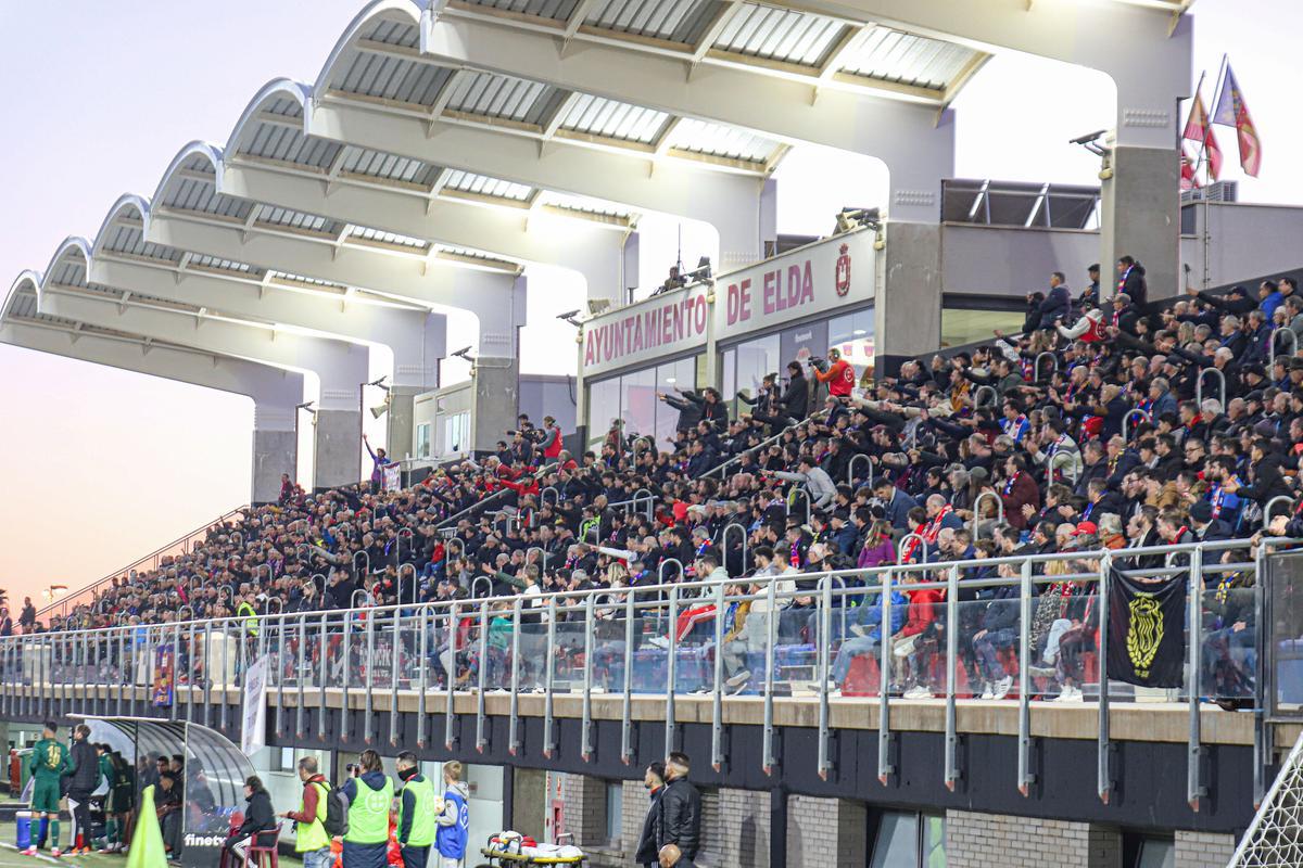 Aspecto de la tribuna cubierta del Nuevo Pepico Amat durante el Eldense-real Murcia.