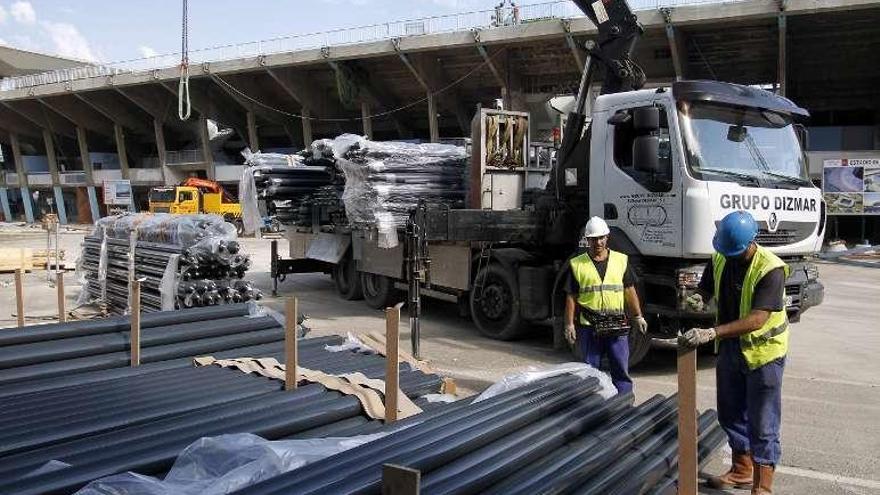 Las barras se almacenan en la explanada de Tribuna. // Marcos Canosa