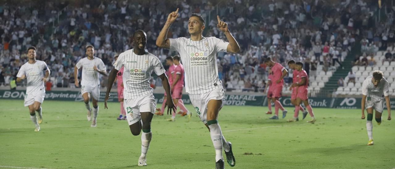 Christian Carracedo celebra el primer tanto oficial de la temporada, ante el Unionistas.