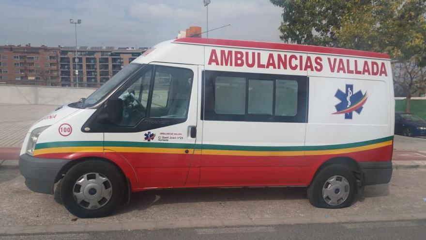 Rajan las ruedas de una ambulancia y rocian su interior con un extintor en Ontinyent