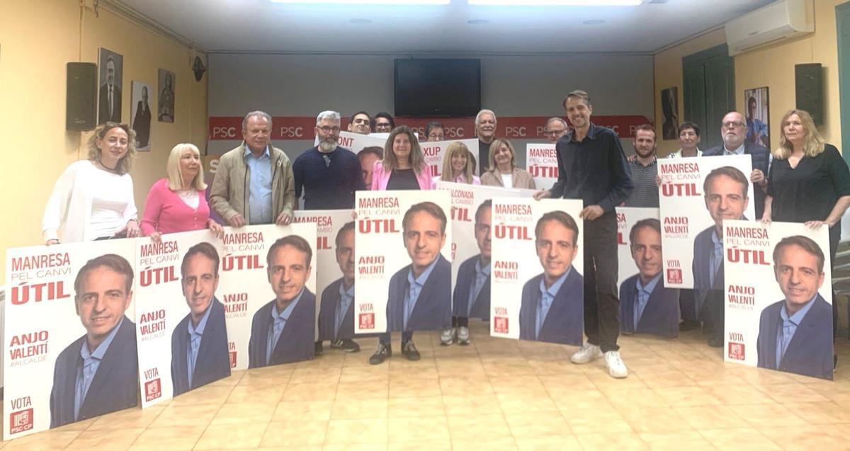 Foto grupal prèvia a la penjada de cartells d'ERC