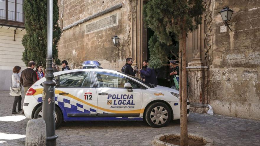 Un coche de la Policía Local, en la puerta de Sant Jaume. | B. RAMON