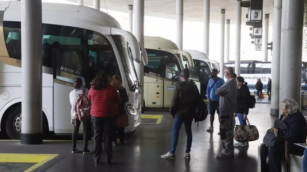 Viajeros en la estación de autobuses de Córdoba.