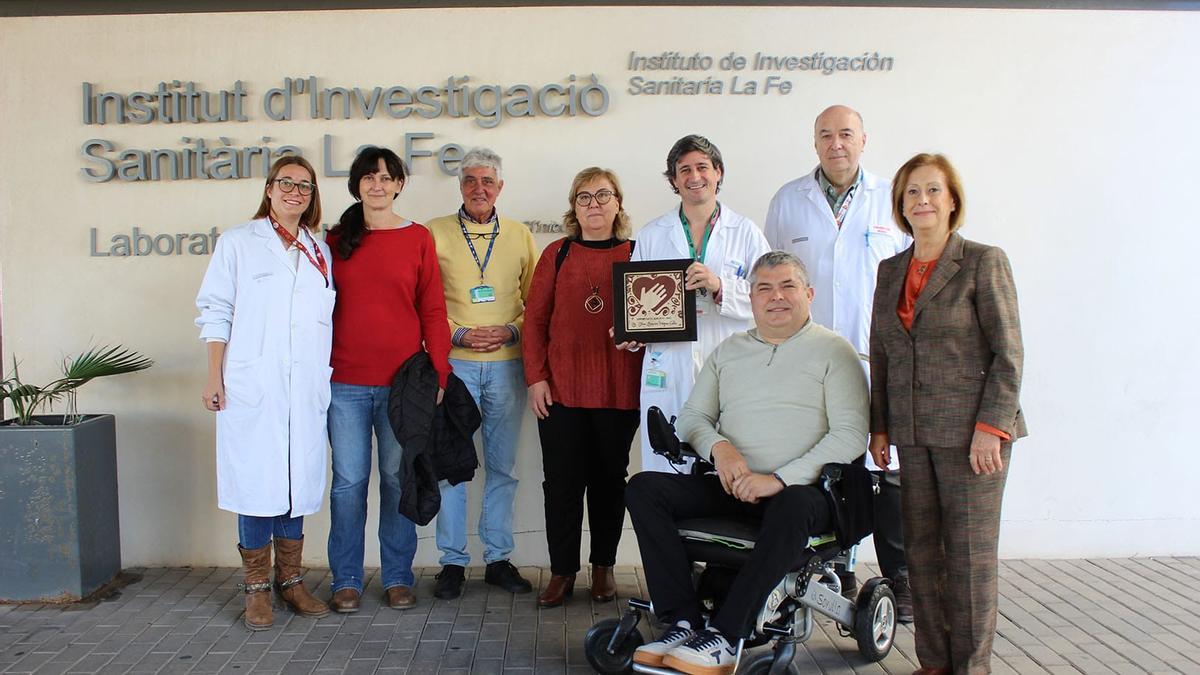 El doctor Vázquez Costa, premiado, y el presidente de ADELA-CV, José Jiménez, entre otros.