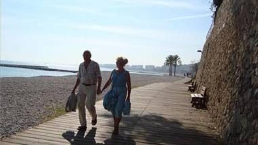 La localidad prepara sus playas para la Semana Santa