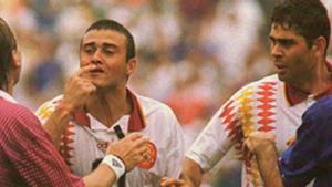 Luis Enrique muestra la nariz ensangrentada al árbitro en el España-Italia del Mundial de 1994.