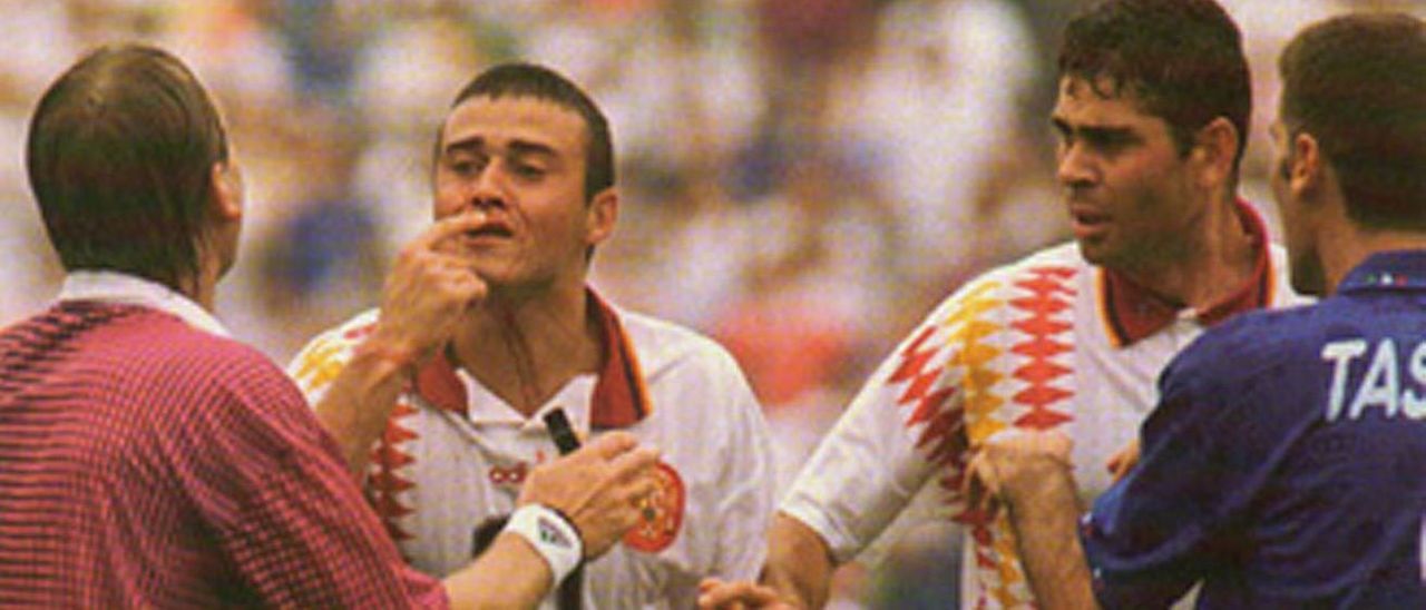 Luis Enrique muestra la nariz ensangrentada al árbitro en el España-Italia del Mundial de 1994.