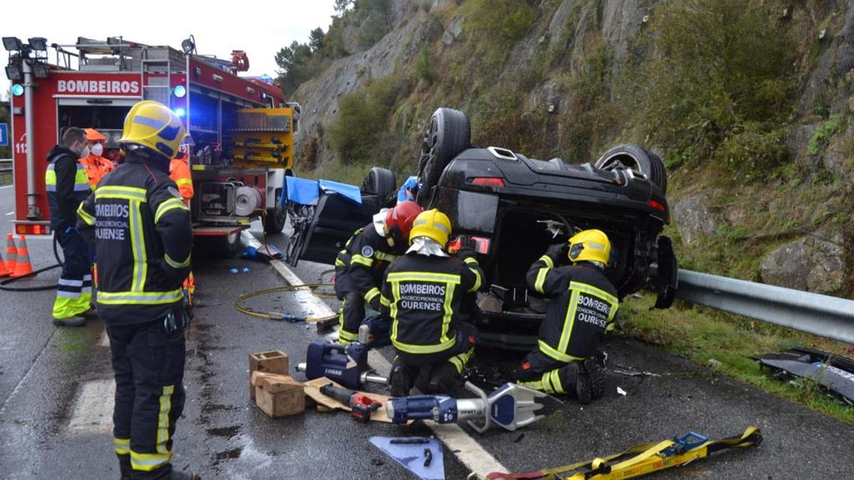 El coche siniestrado tras el accidente mortal de Verín