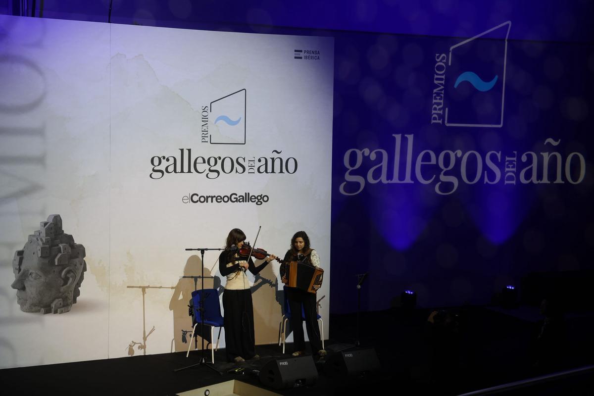 Entregados los premios, Caamaño & Ameixeiras interpretan "Catro cousas" para finalizar seguidamente con el himno de Galicia