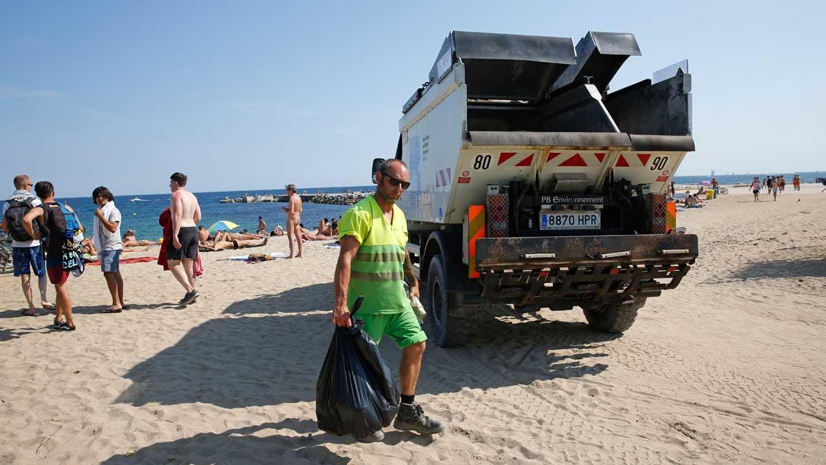 Recogida de basuras en las playas de Barcelona