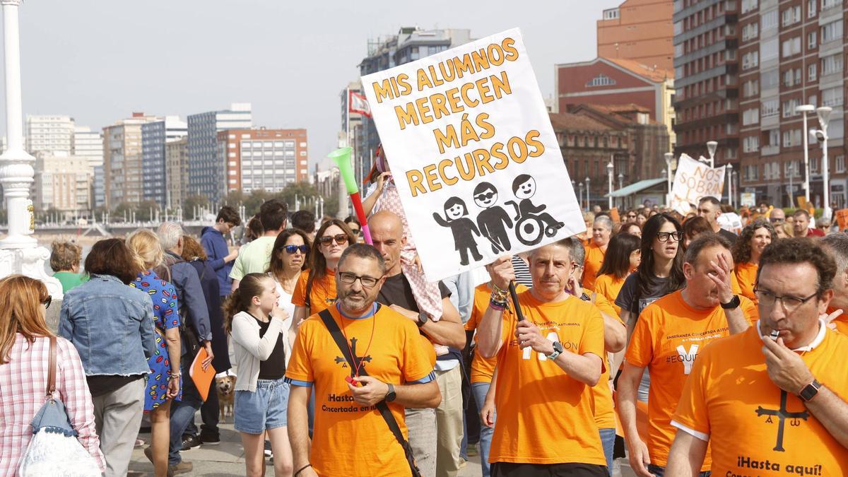 VÍDEO: La educación concertada se manifiesta en Gijón: “Nos sobran los motivos”