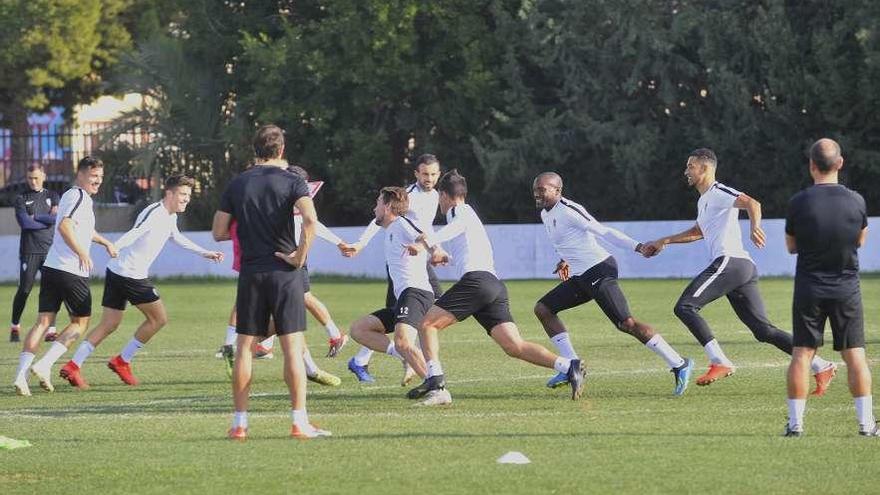 Los jugadores del Sporting, en un momento del entrenamiento de ayer.