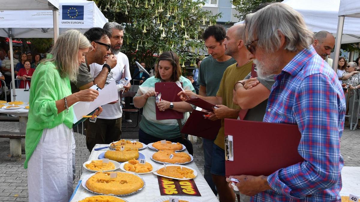 El jurado cata las tortillas presentadas en una edición anterior