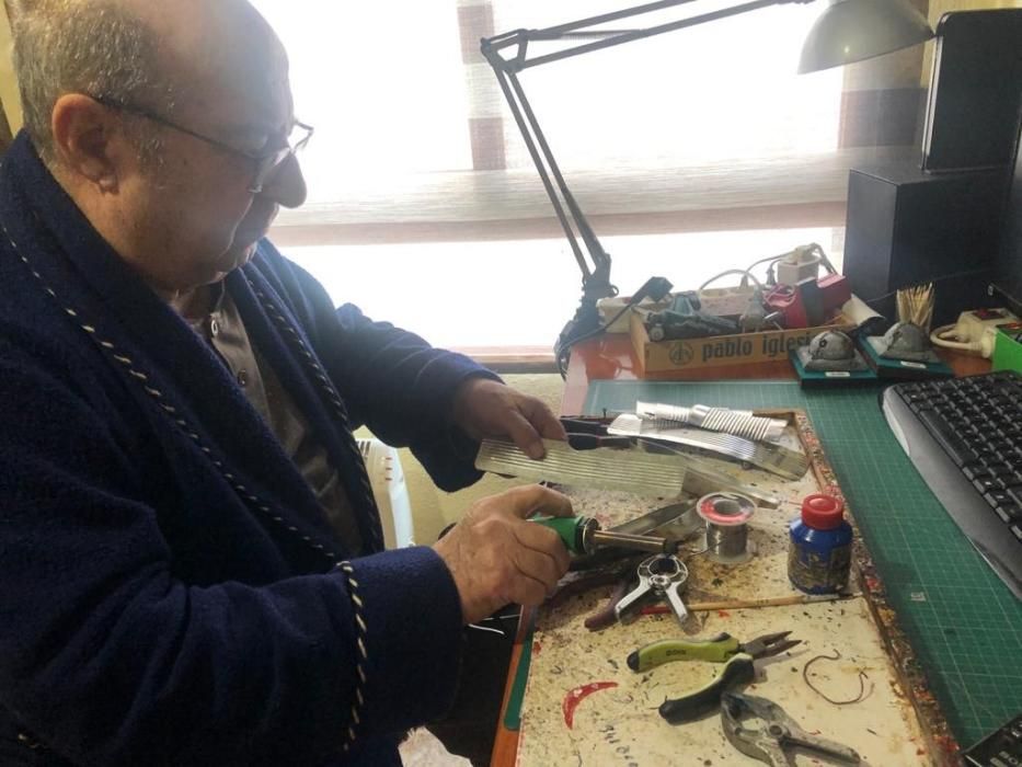 Un jubilado de Paterna fabrica aviones con latas de piña durante el confinamiento