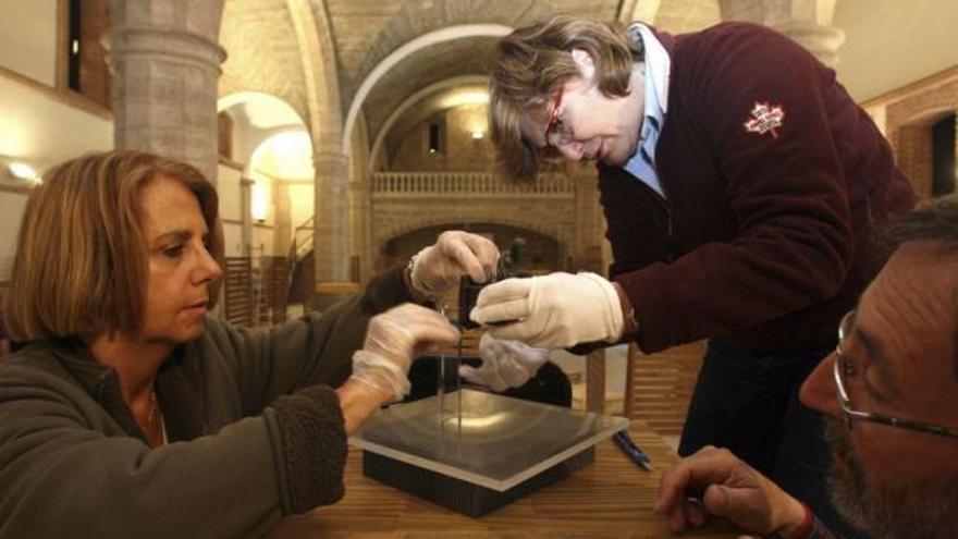 Dos personas durante el montaje de la exposición.