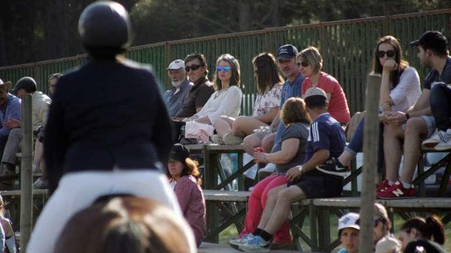 Público presenciando el concurso, por la tarde. // Bernabé/Luismy