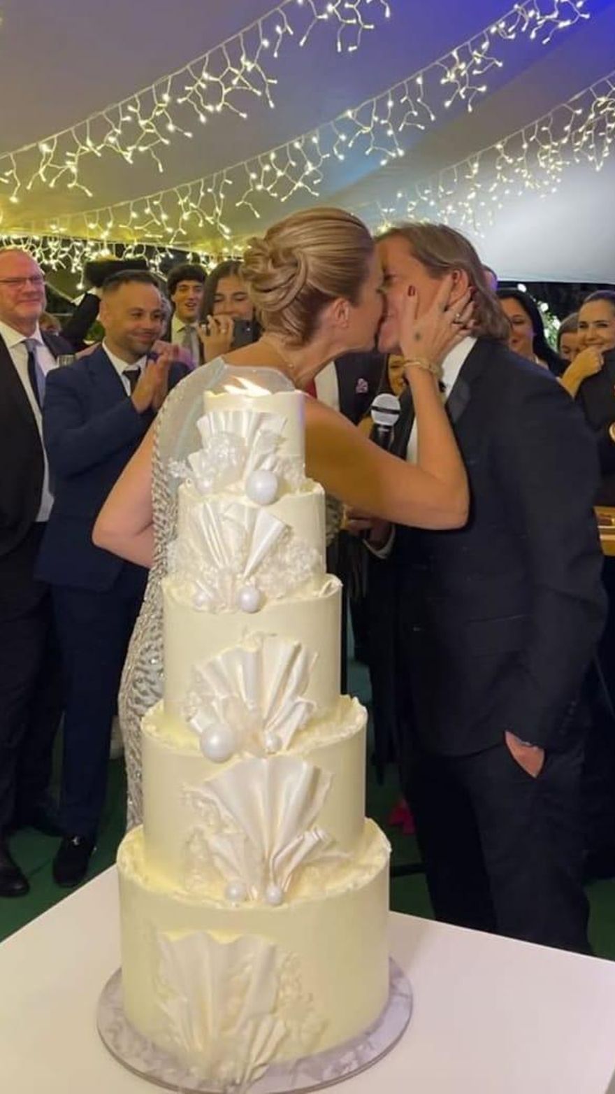 La pareja se besa en un emotivo momento.