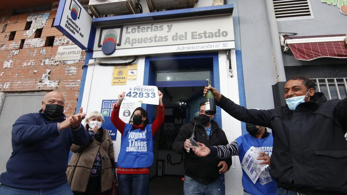 Celebración en la administración de Aldea Moret que ha repartido suerte con un cuarto premio.