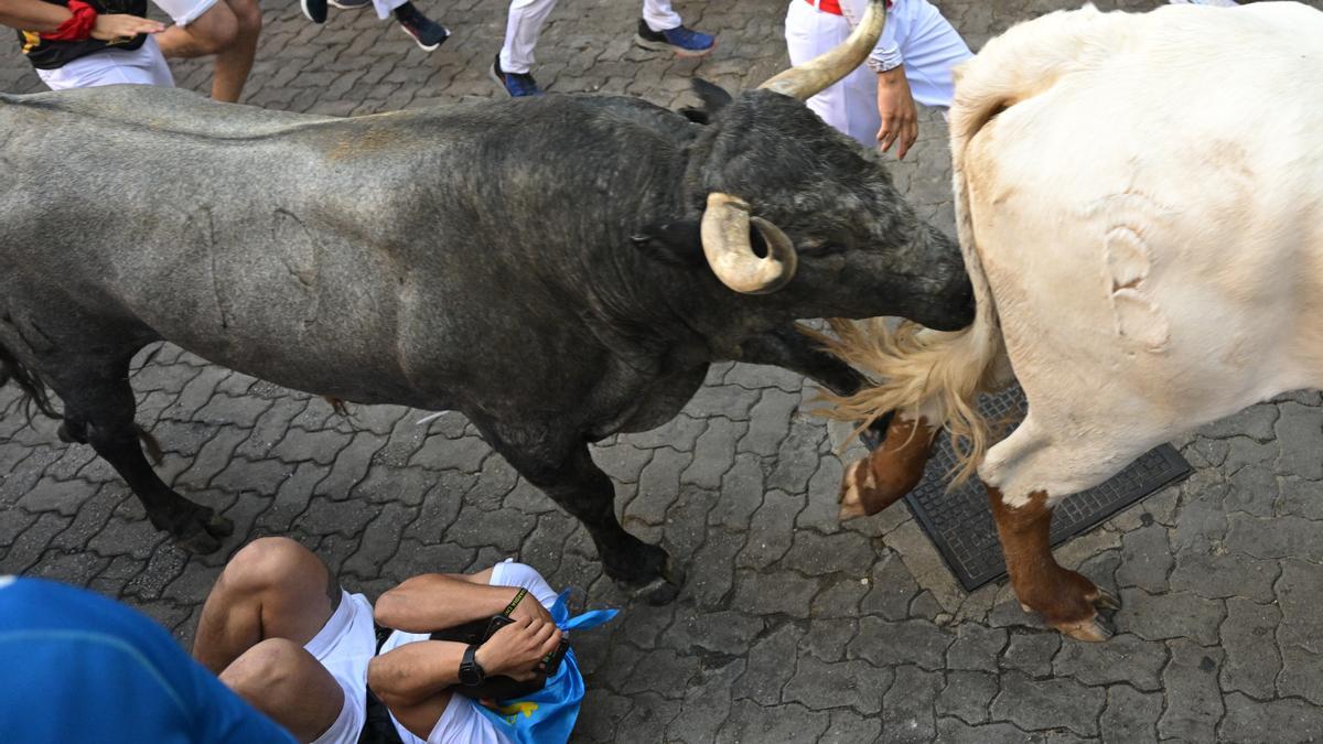 Los toros de Escolar ponen emoción y velocidad en el segundo encierro de los Sanfermines