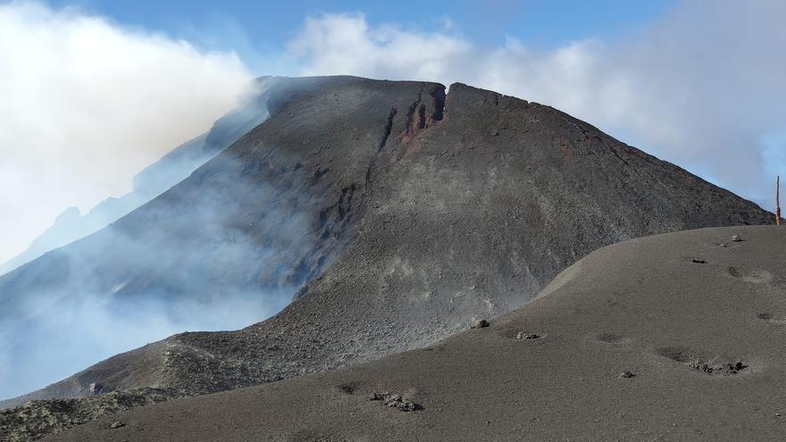 Detectan grietas de gran apertura en el cono principal del volcán de La Palma