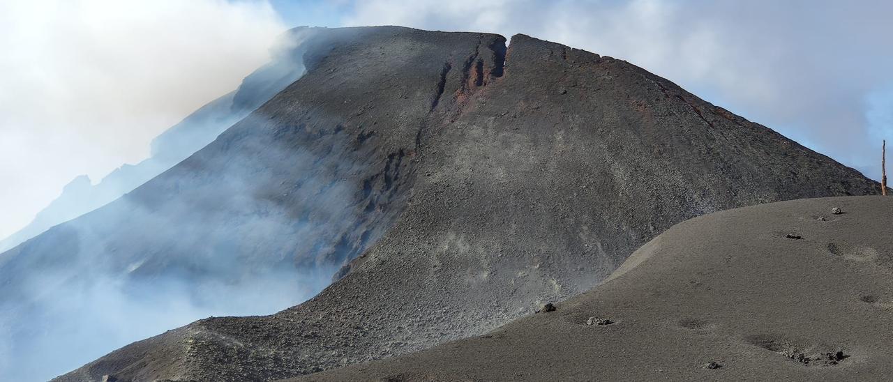 La lava del volcán de La Palma discurre por la zona de la carretera de El Hoyo (5/12/2021)