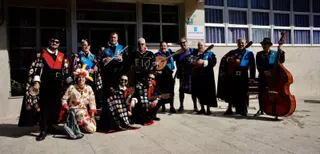 La Tuna de Veteranos de Santiago anima la residencia