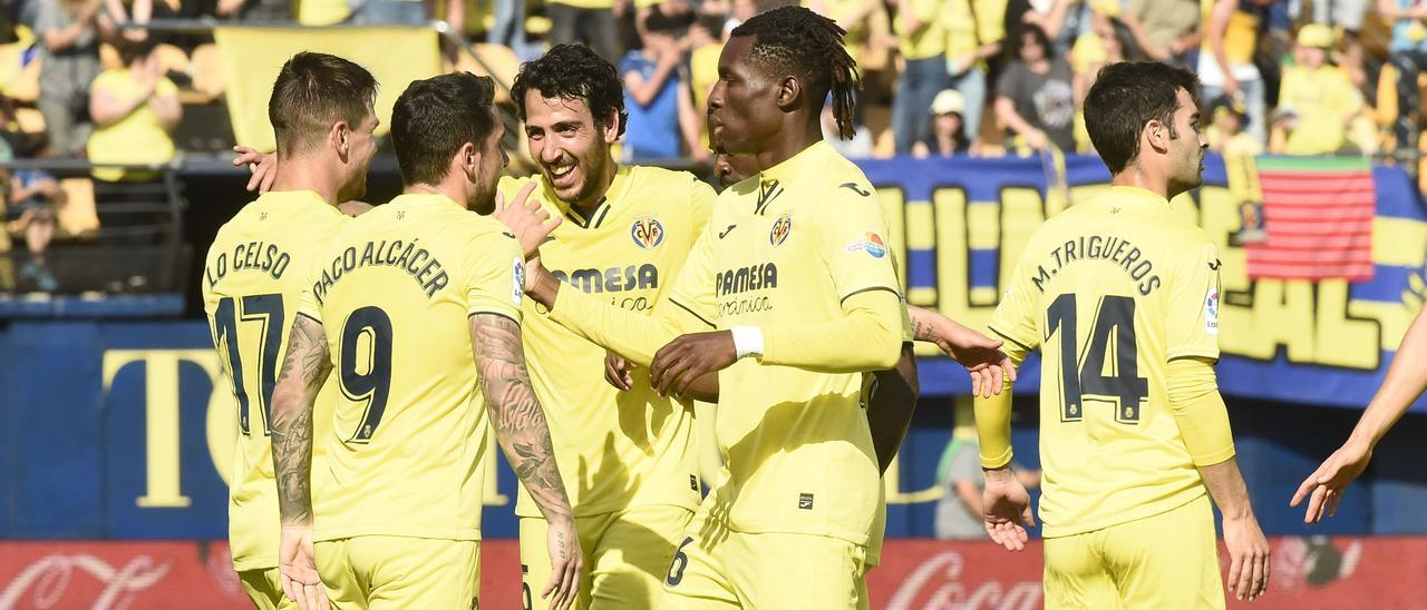 Los jugadores del Villarreal celebran el tanto que adelantaba al Submarino ante el Sevilla.