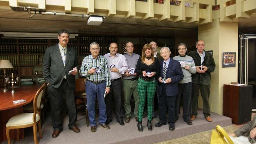 Los integrantes del equipo del Ateneo que recibieron ayer un reconocimiento de la entidad. // Jesús Regal