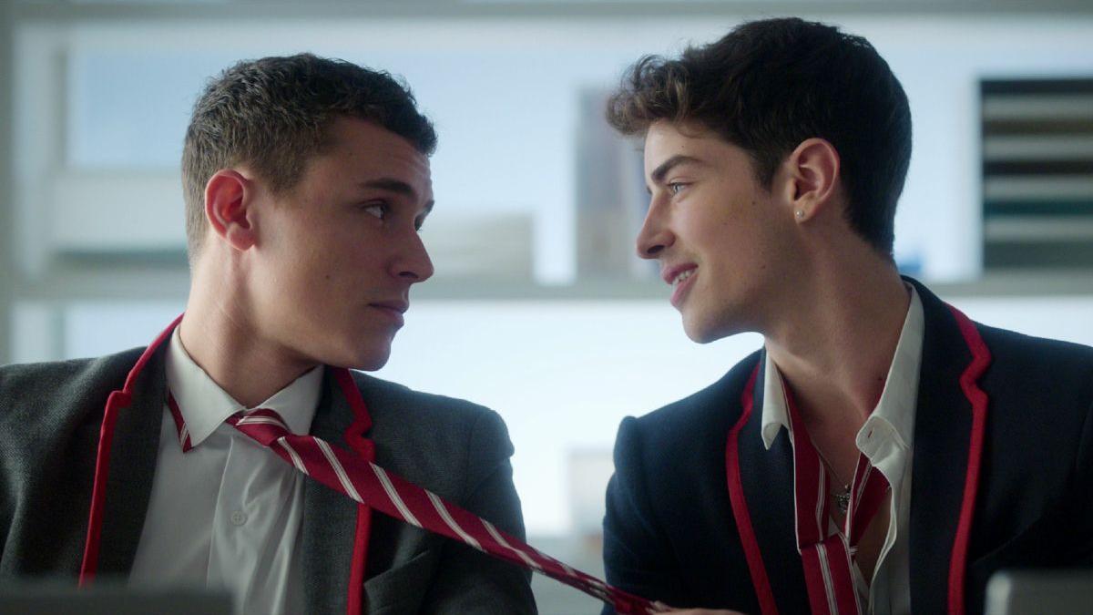 Ander Muñoz (Aaron Piper) y Patrick Blanco (Manu Rios), dos personajes que mantienen una relación homosexual en la serie Élite.