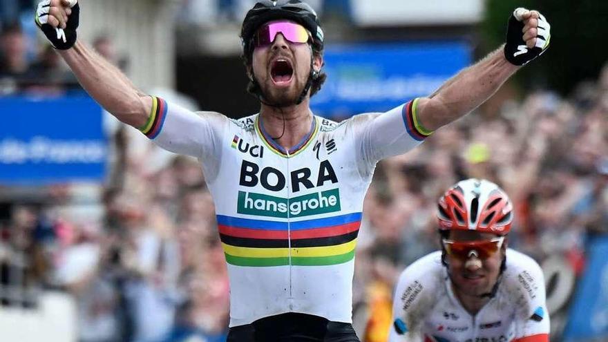 Sagan festeja su victoria en el velódromo de Roubaix. // Reuters