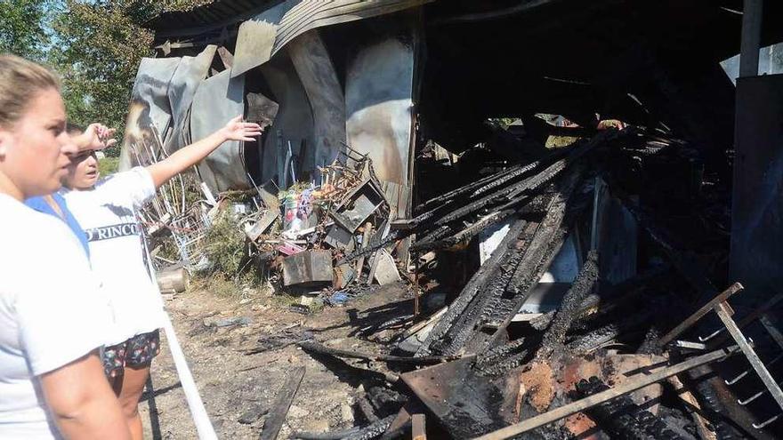 Los afectados observan los daños causados por el incendio. // R. Vázquez