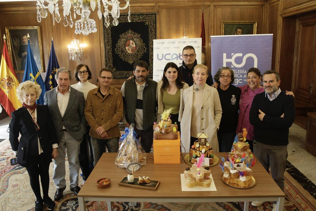 Hosteleros y representantes de la Junta de Cofradías con la concejala de Comercio, Raquel Ruiz.