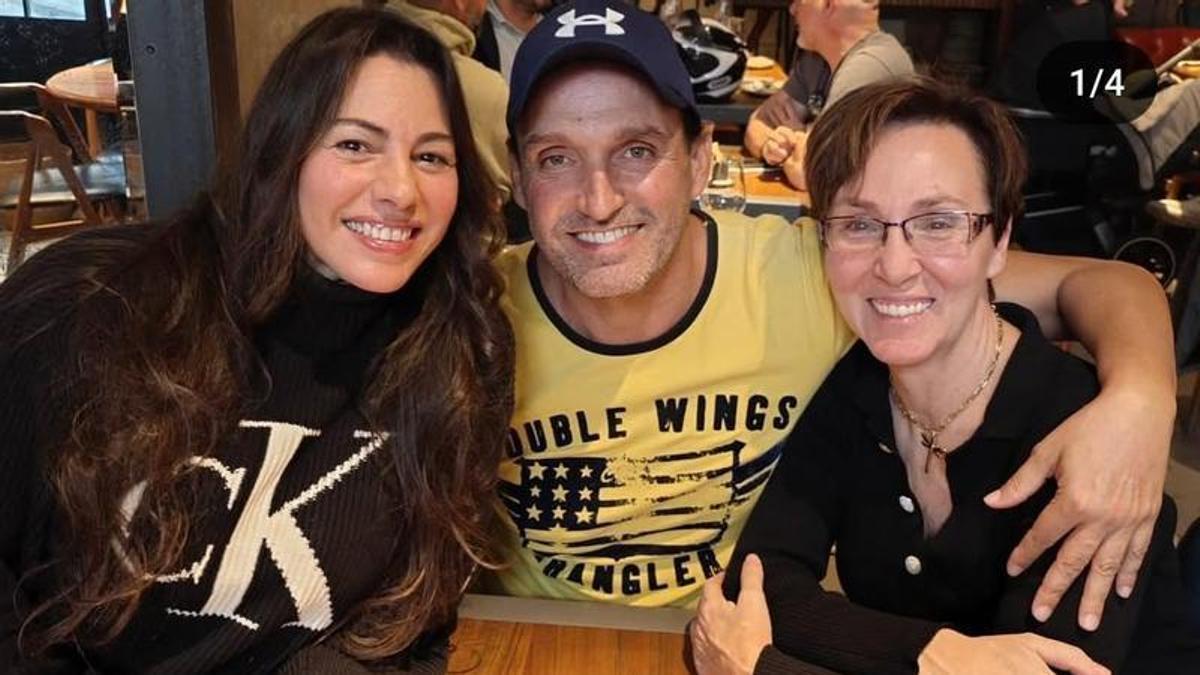 Lola, a la derecha, en una imagen reciente junto a los profesores de Fama, Marbelys y Rafa
