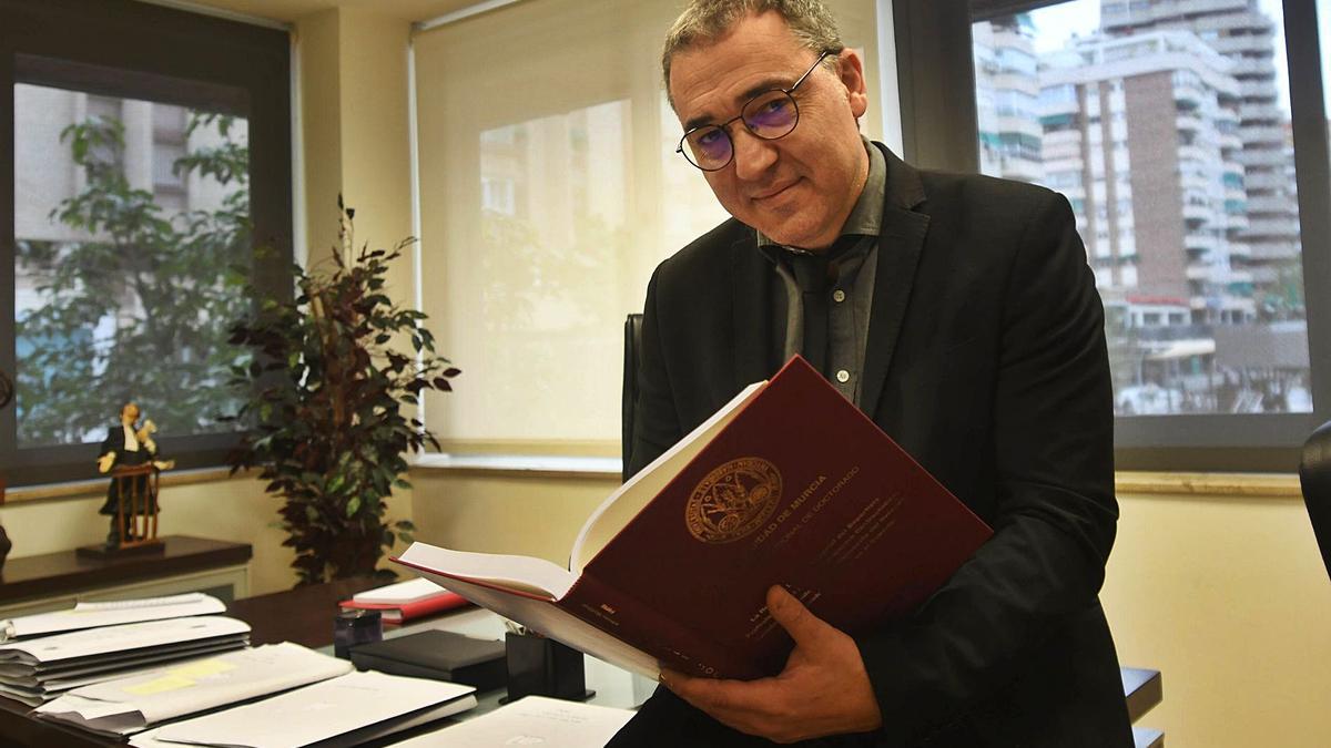 Alfredo Martínez, en su despacho con la tesis doctoral en sus manos. | ISRAEL SÁNCHEZ