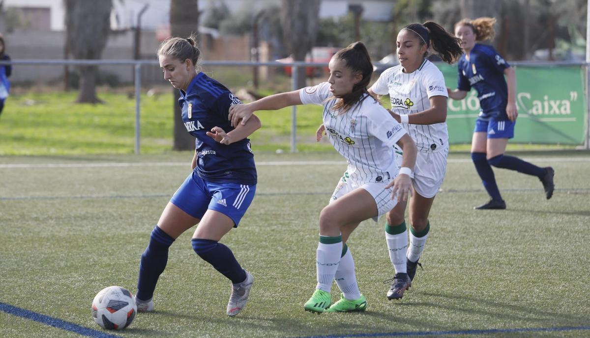 Acción del pasado encuentro entre el Córdoba CF Femenino y el Real Oviedo en la Ciudad Deportiva.