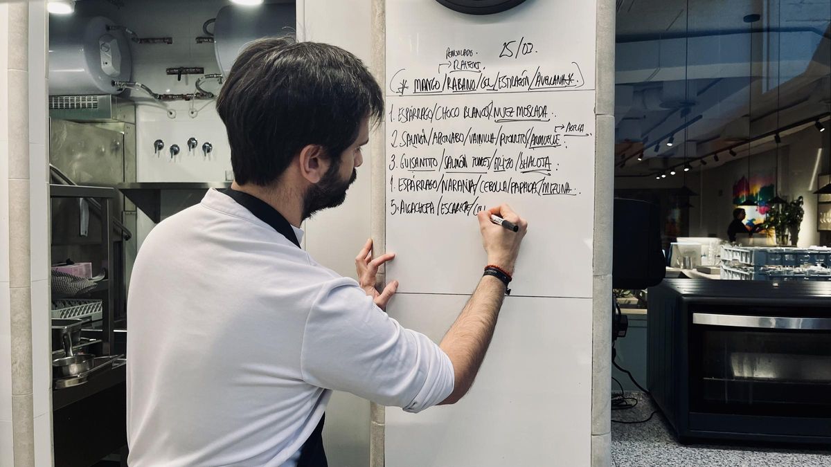Coco Montes, escribiendo el menú del día.