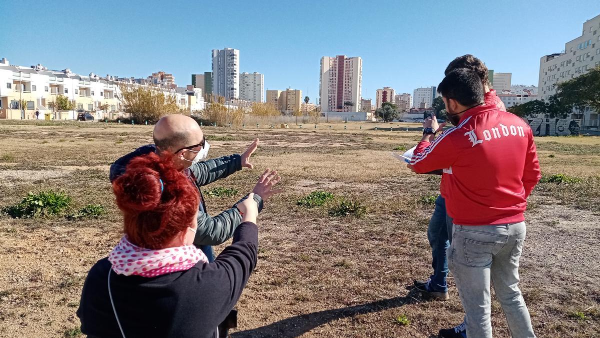 Visita de técnicos e impulsores al solar que albergará el área de caravanas