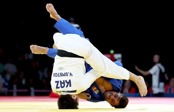 El judoca español Francisco Garrigos (azul) compite ante el kazajo Yeldos Smetov durante la semifinal de la tabla A de Judo -60 kg Masculino de los Juegos Olímpicos de París 2024.