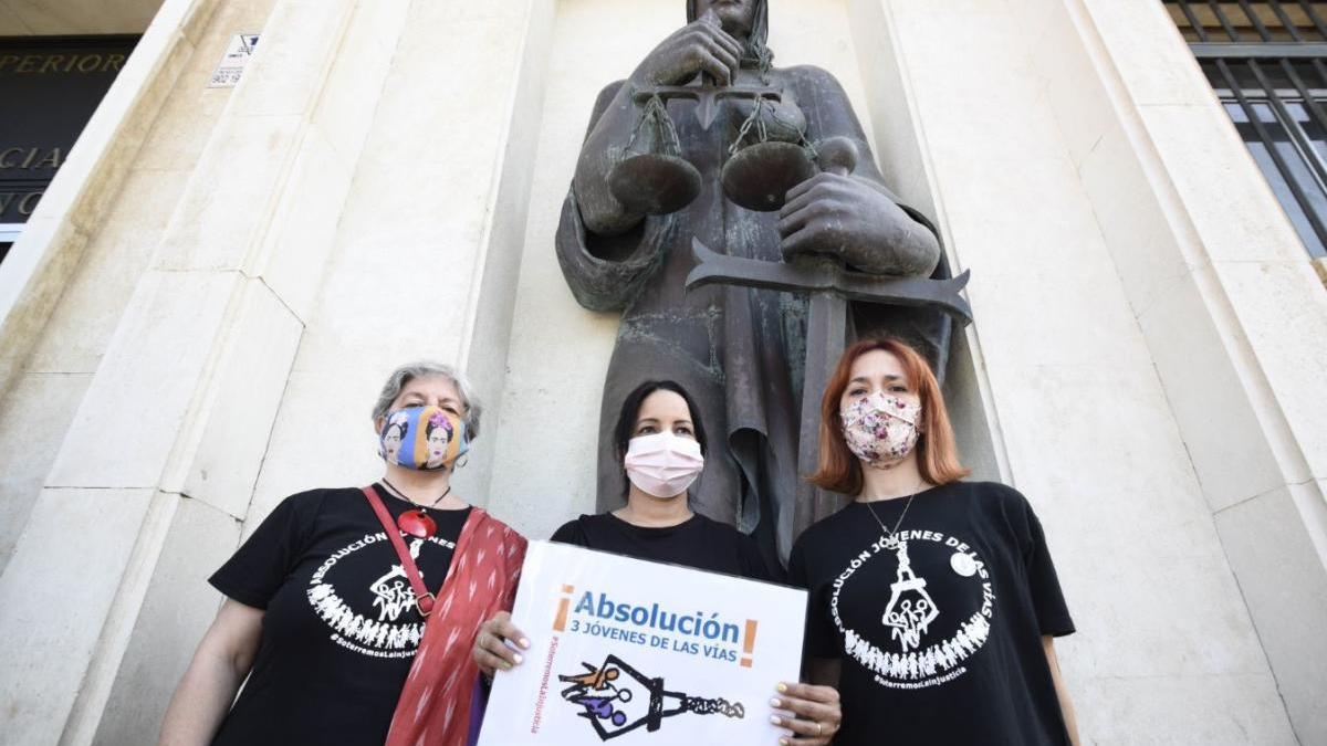 Madres de los jóvenes acusados, en la puerta del Palacio de Justicia.