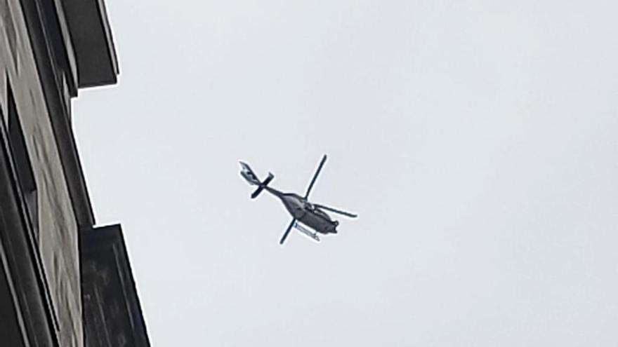 El helicóptero sobrevuela la calle Policarpo Sanz. // FDV